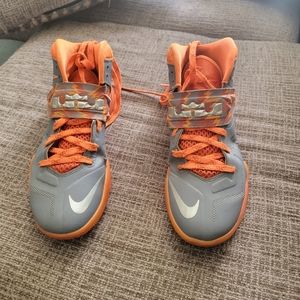 Nike  Lebron James Zoom Soldier vii  sneakers  size 9